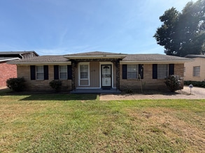 Building Photo - Charming 3BR/1.5BA East Memphis Home | Hardwood Floors Throughout & Spacious Fenced Yard