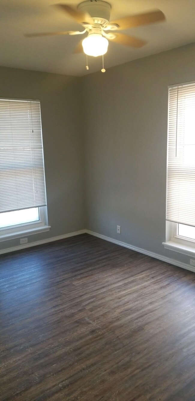 Building Photo - 3000 Wedgewood Dr