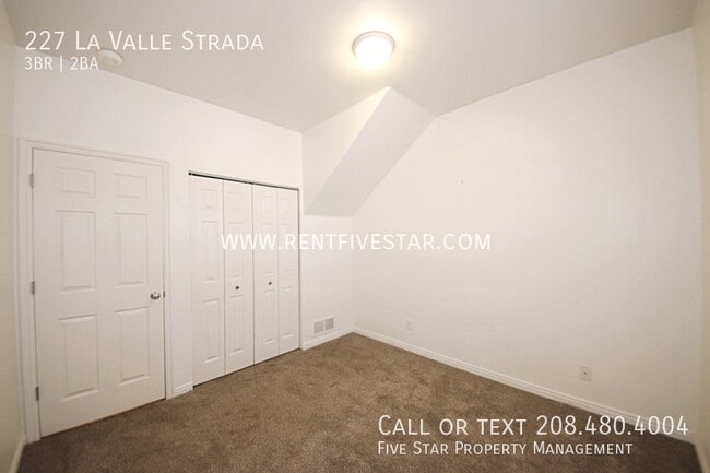 Building Photo - 227 La Valle Strada