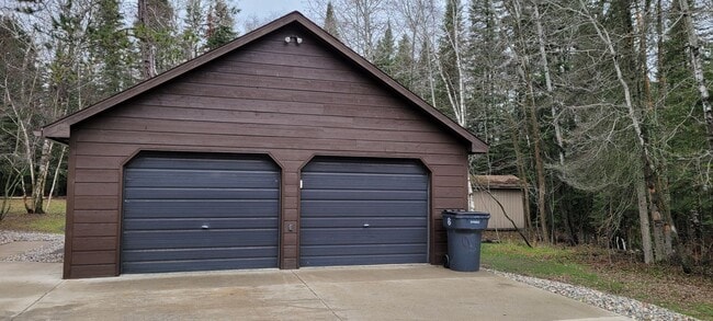 Building Photo - Fully Furnished 3 Bedroom Cabin