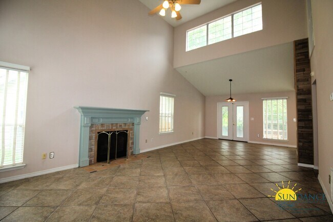 Building Photo - Lovely 4 Bedroom Home in Fort Walton Beach