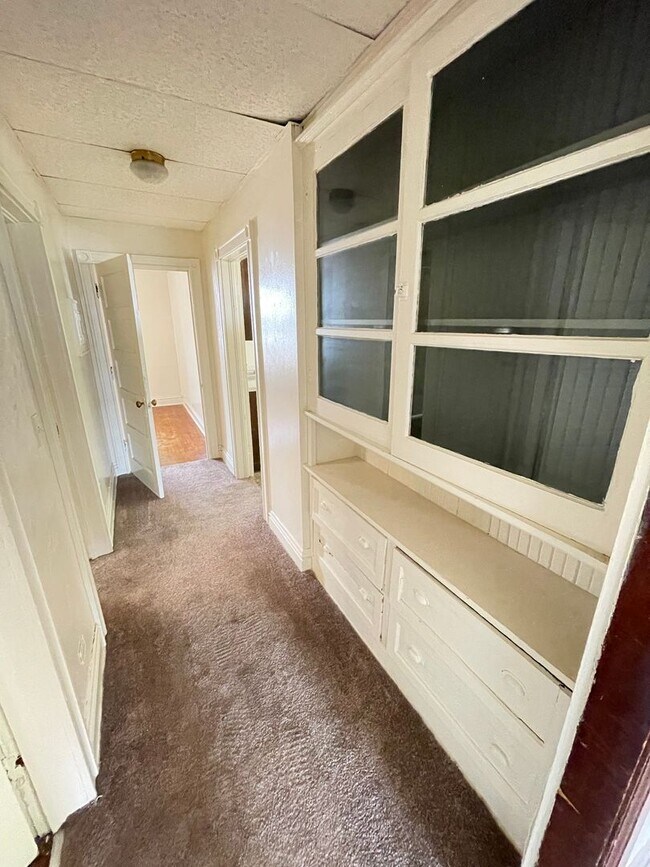 Building Photo - AVAILABLE AUGUST - 2 Bedroom 1 Bath Lower ...