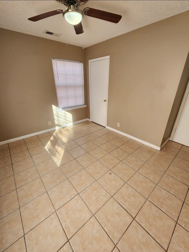 Building Photo - 3 bed 2 bath 2 story townhome, 1 carport