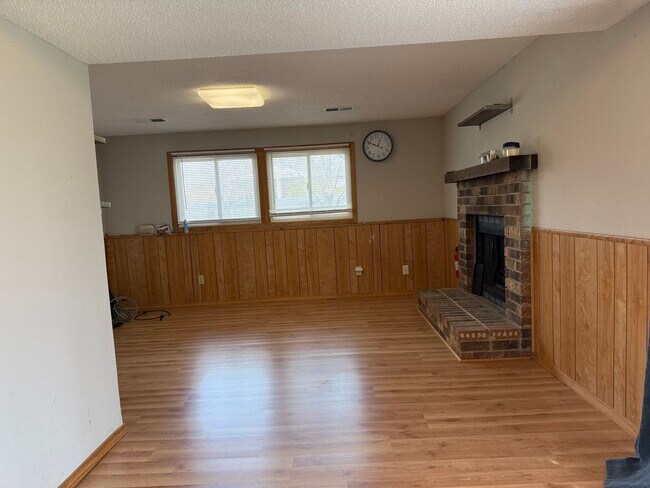 Building Photo - Low Maintenance Living - 2 Bedroom 2 Bathr...