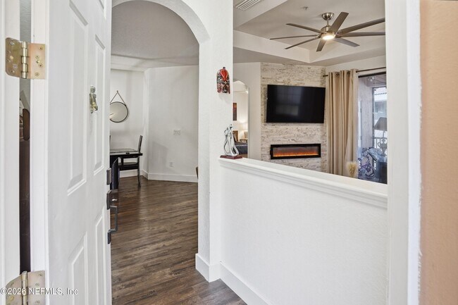 Building Photo - 450 La Travesia Flora