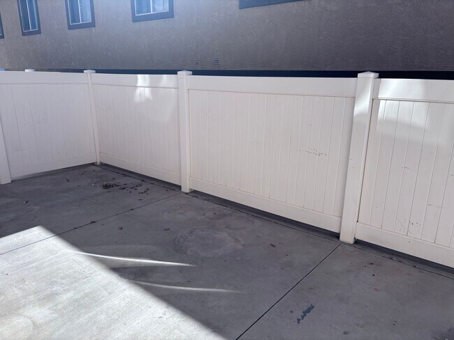 Building Photo - 3 bed / 2.5 bath / 1 car garage townhome