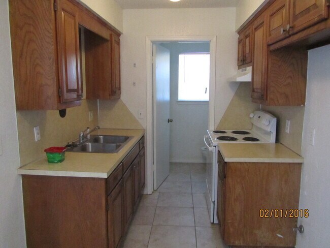 Building Photo - Very Nice 2-Bedroom Townhome near OKC Community College
