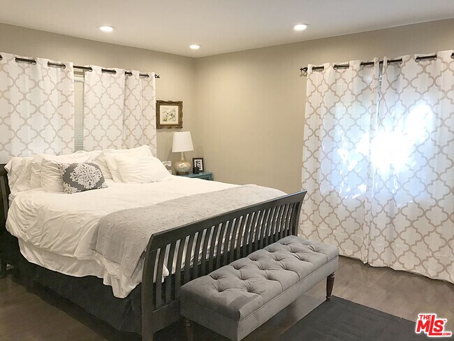 Building Photo - 8727 Shoreham Dr