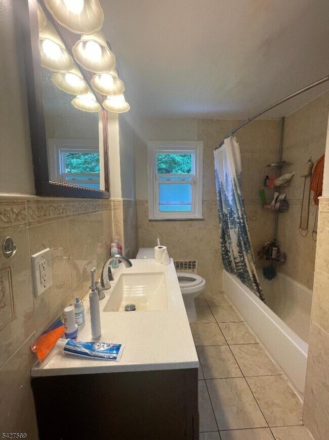 Building Photo - 1065 Sayre Rd S