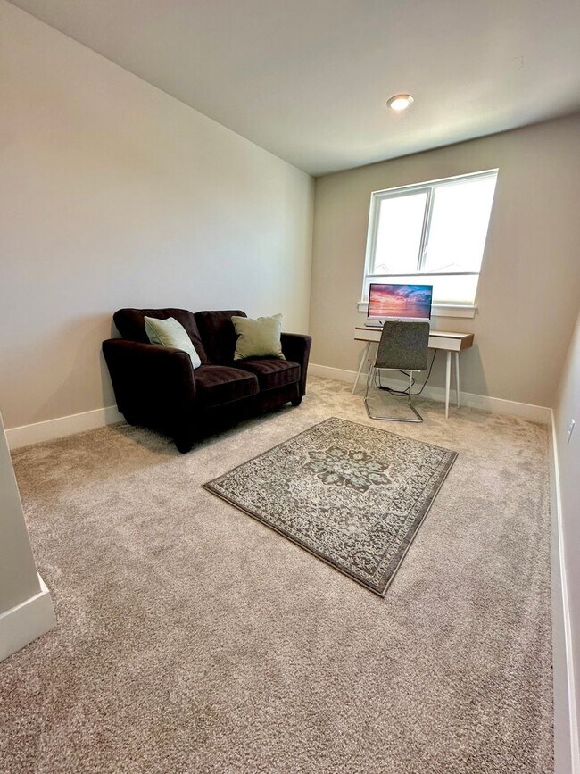 Building Photo - Beautiful 3 bdrm end unit townhome with side yard available in Petrosa.