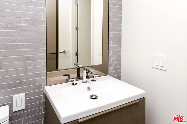 Building Photo - 889 Francisco St