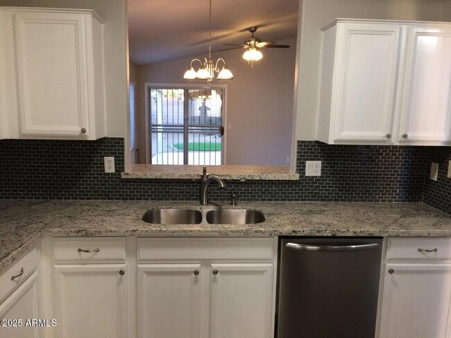 Building Photo - 2240 E Aire Libre Ave