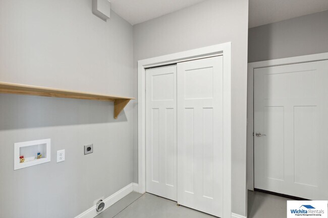 Building Photo - 1012-1012 W 55th St S