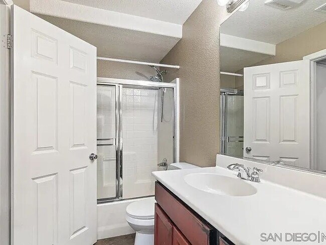 Building Photo - Don't miss out!  This beautiful spacious condo offers open floor plan, lot's of natural light, pr...