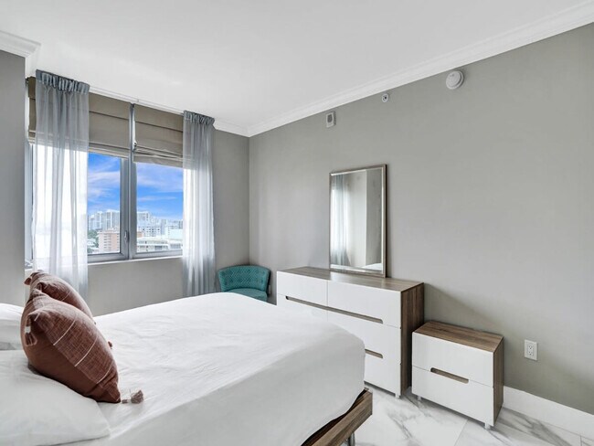 Building Photo - 2602 E Hallandale Beach Blvd