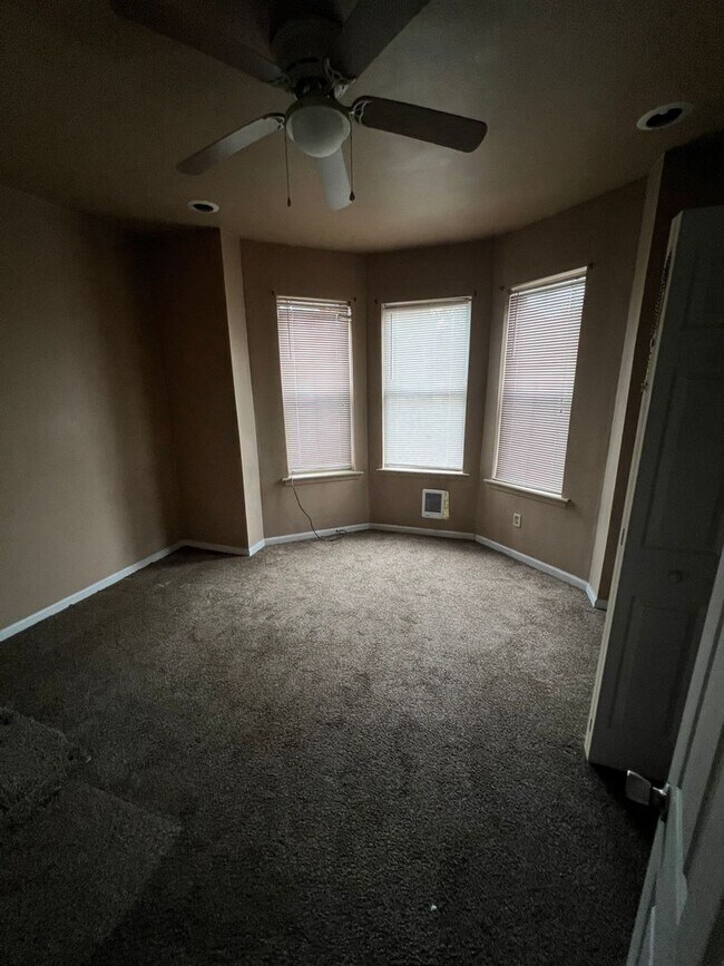 Building Photo - Carroll Park Area Main Street, Big 3 bedroom!