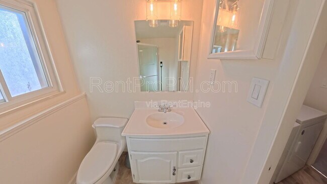 Building Photo - 1028 Skyline Dr