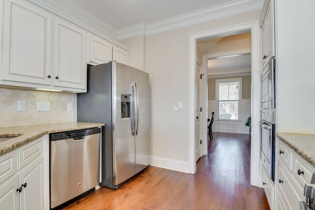 Building Photo - Gorgeous 5-Bedroom 3.5 Bath Home