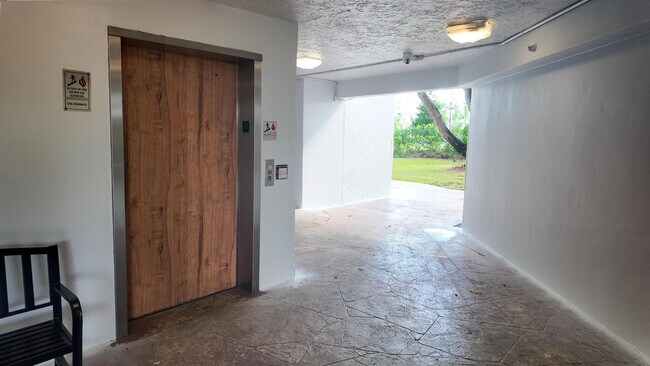 Building Photo - 4640 Lucerne Lakes Blvd W