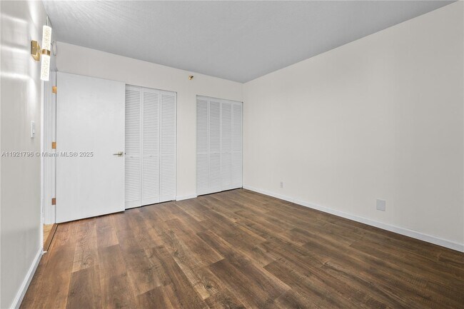 Building Photo - 20225 NE 34th Ct