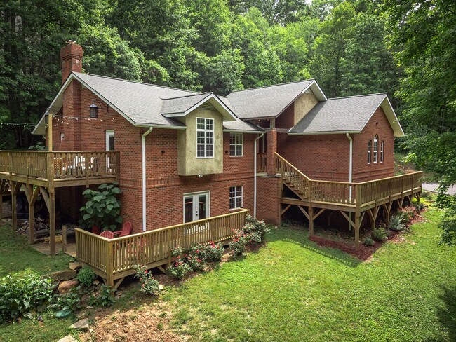 Building Photo - Mountain Retreat! -Bonus Spaces!