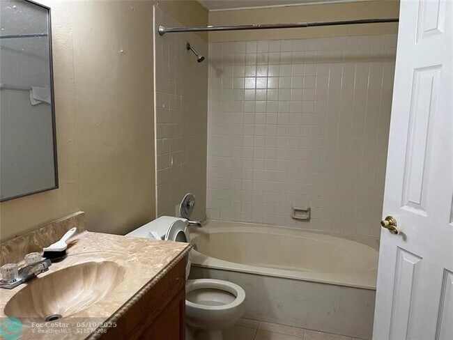 Building Photo - 1821 Racquet Ct