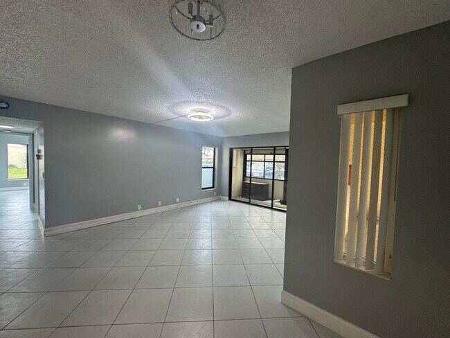 Building Photo - 802 Sky Pine Way