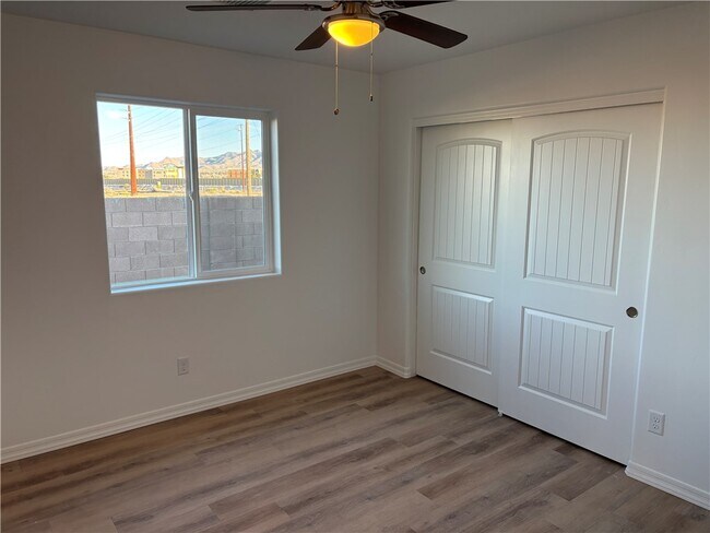 Building Photo - 915 E Berk Ave