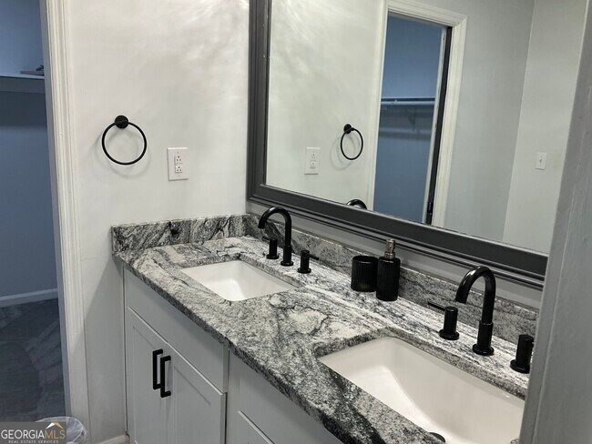 Building Photo - 558 Kenwood Rd