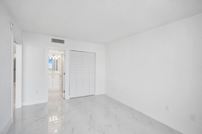 Building Photo - 3625 N Country Club Dr