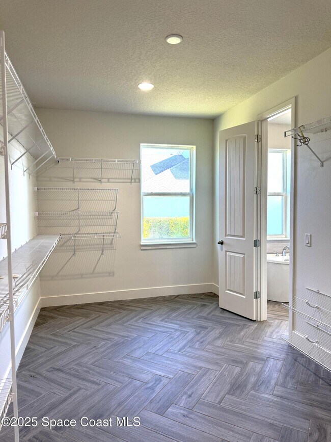Building Photo - 7258 Preserve Pointe Dr