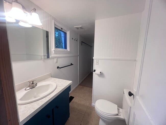 Building Photo - Adorable Two Bedroom in the Silver Lake Co...