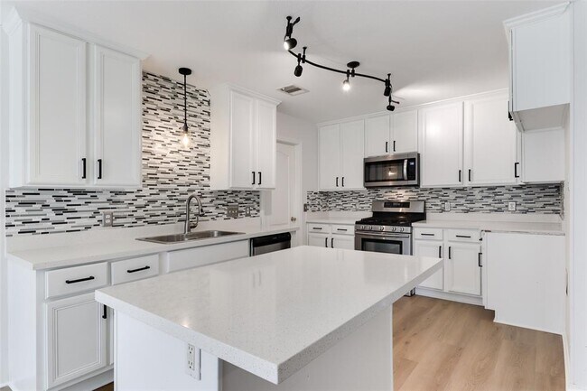 Building Photo - 16816 Dorman Dr