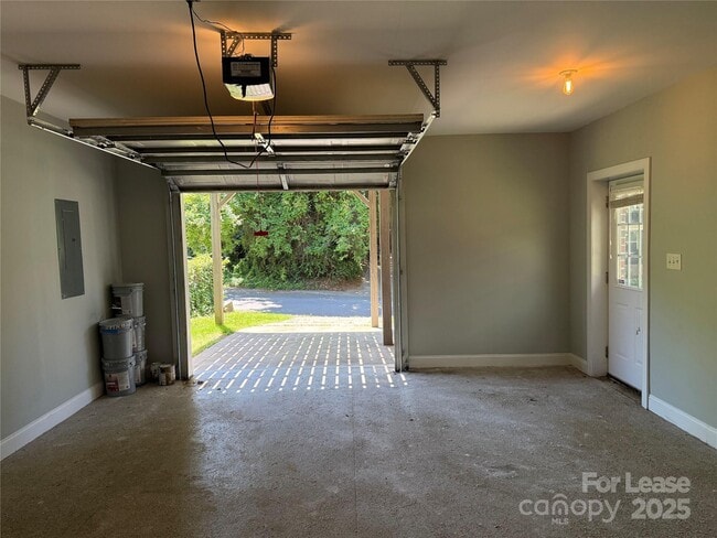 Building Photo - 311 Woodvale Pl