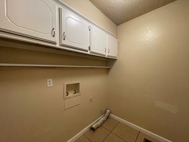 Building Photo - 4707 Hemlock Ln