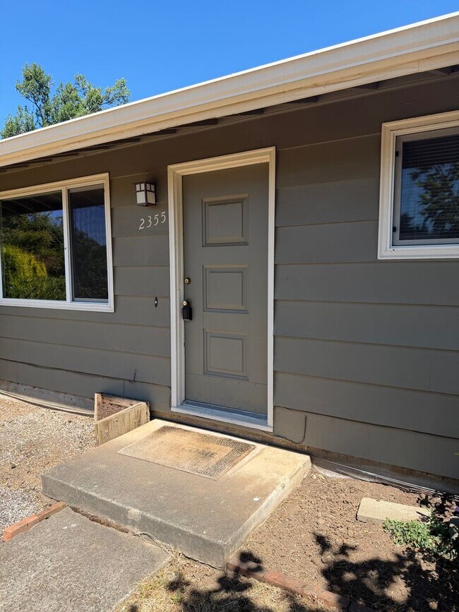 Building Photo - 3-bedroom, 1 bath duplex with garage!