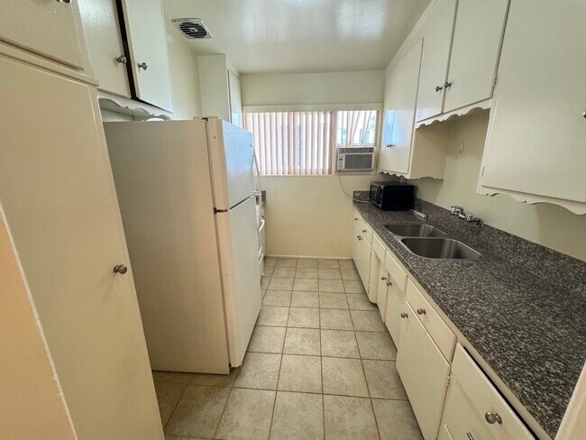 Building Photo - 521 S Manhattan Pl