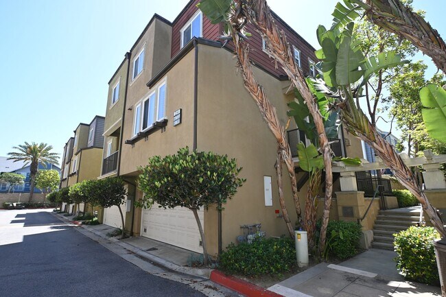 Building Photo - Spectacular Gated 3 Bed + Den, 2.5 Bath Townhouse in Newport Beach.