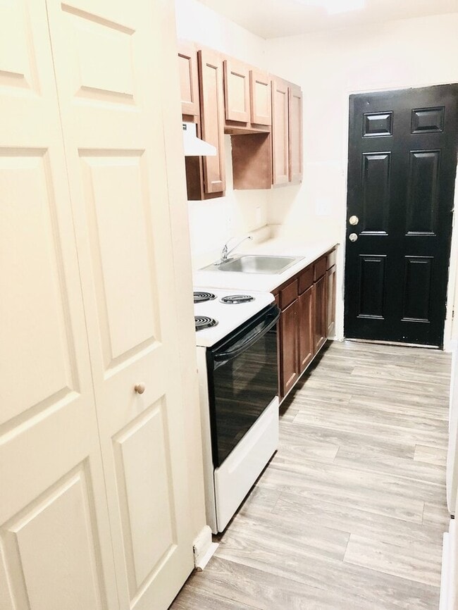 Building Photo - One Month Free! Classic 1 Bedroom Apartment in Historic Downtown College Park!