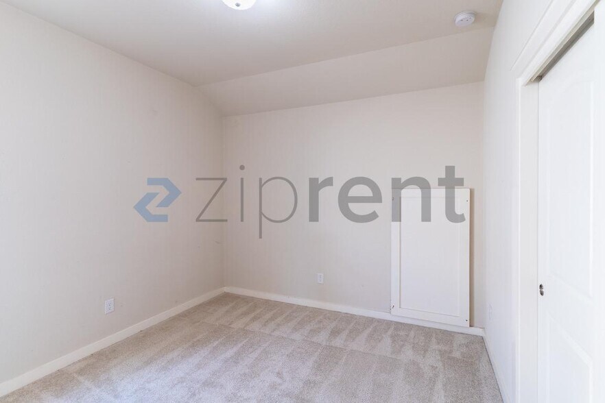 Building Photo - Unit 28