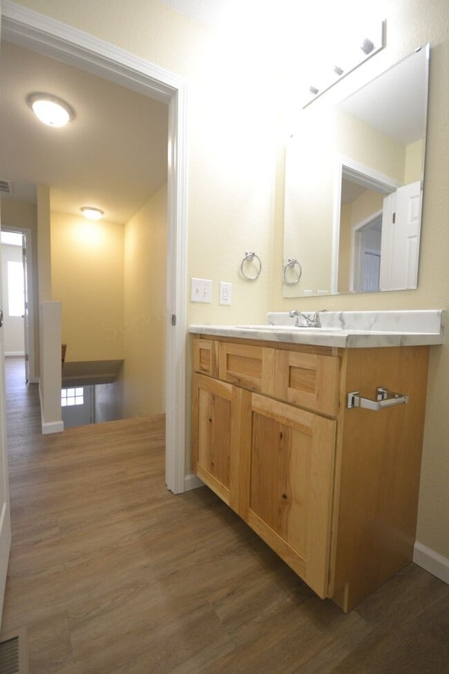 Building Photo - Spacious 3 Bed, 1.5 Bath Fourplex Unit in Buffalo, MO