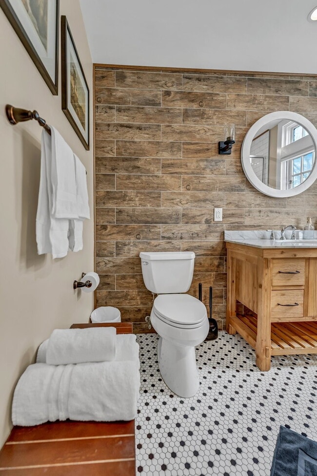 Building Photo - Furnished 1-Bedroom Lower Apartment on Main St
