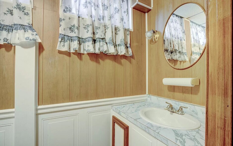 1/2 Bathroon - 1935 Searles Rd