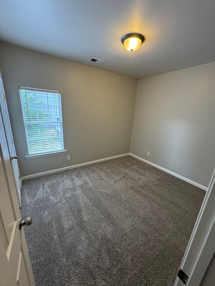Building Photo - 140 Charlton Ln