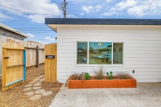 Building Photo - Valley Village