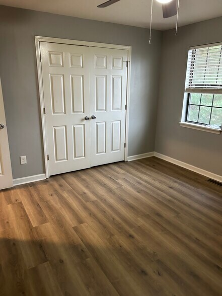 Building Photo - 120 Creekwood Ave