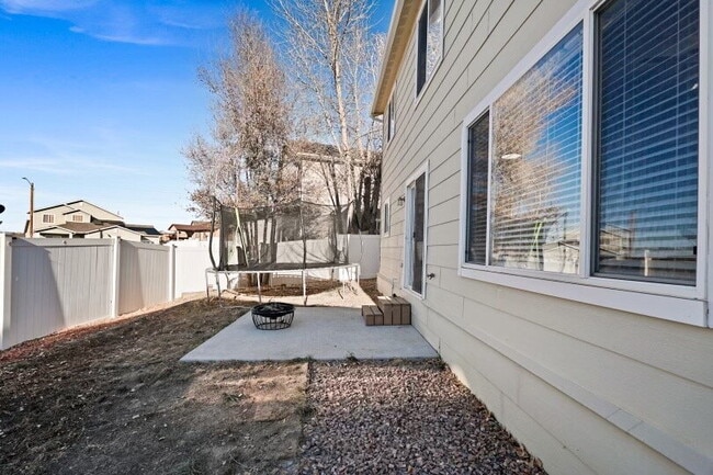 Building Photo - 2205 Meadowlark Ln