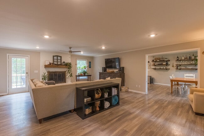 Building Photo - 210 Elliott Ct