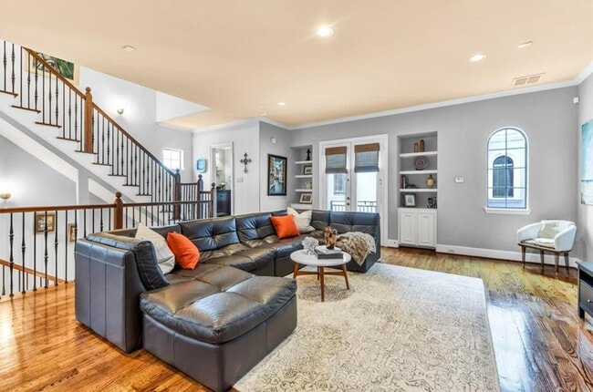 Building Photo - 5307 Lillian St