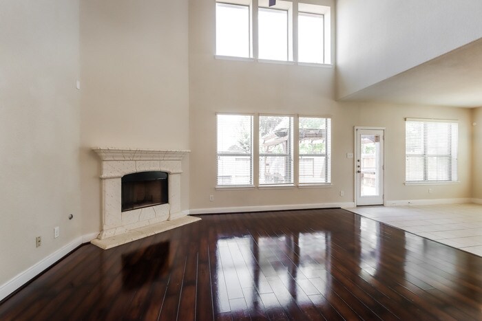 Building Photo - 26049 Kingshill Dr